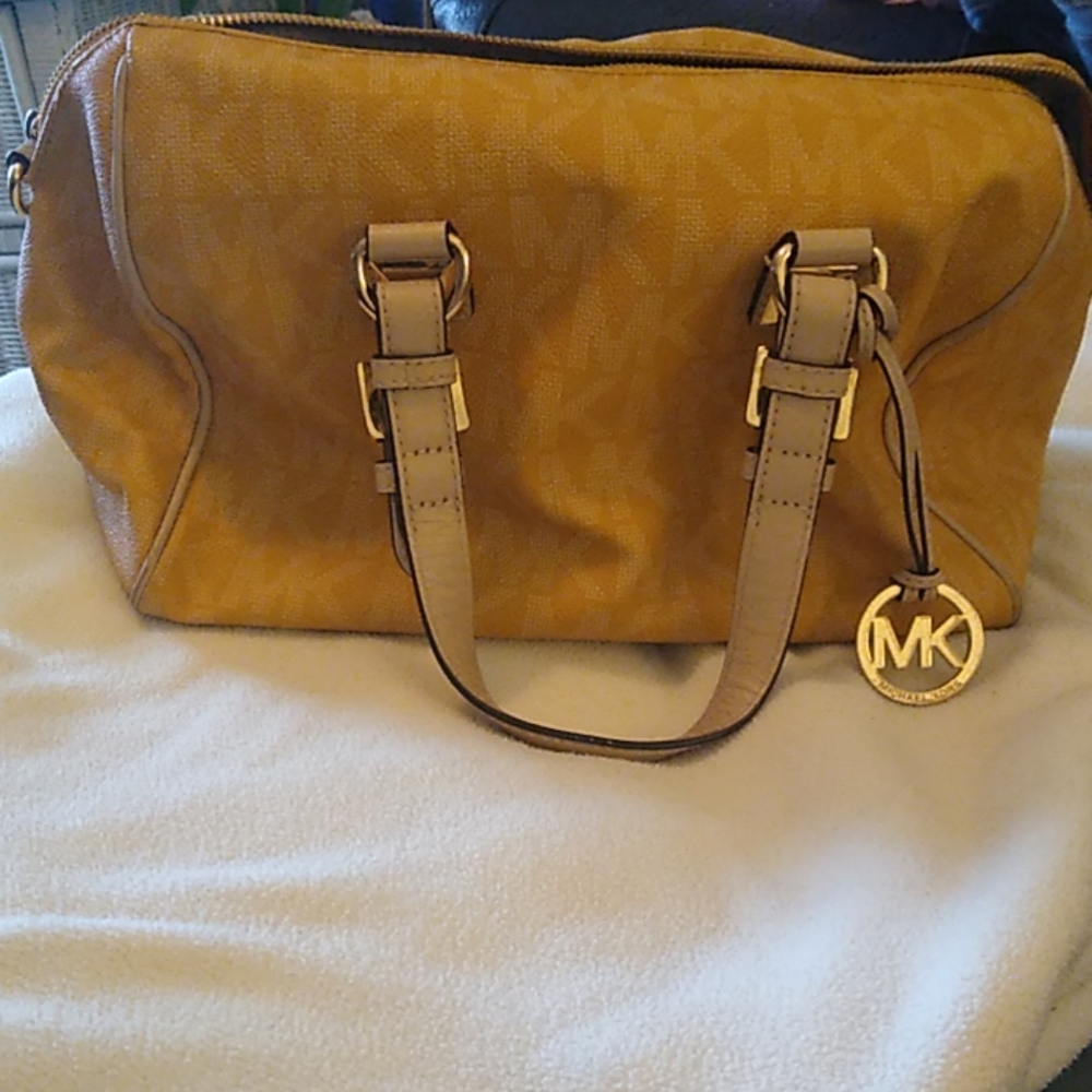 MK SHOULDER BAG IN GREAT USED CONDITION